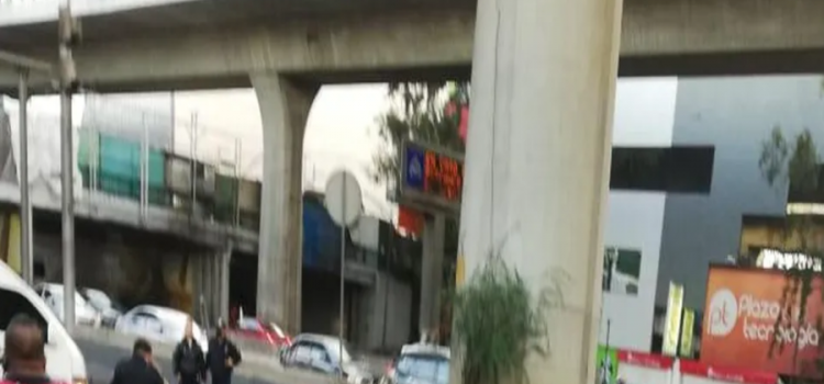 Tráiler destroza a checador en Naucalpan