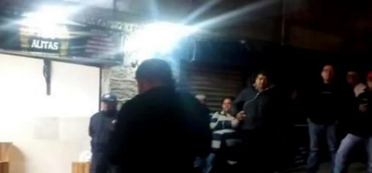 Asesinan a 2 sujetos en negocio de alitas en Naucalpan