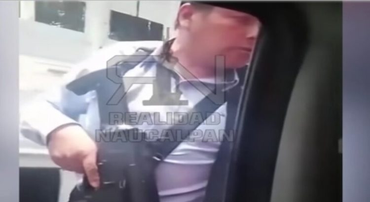 Presuntos policías amenazan a chófer y su familia en Naucalpan