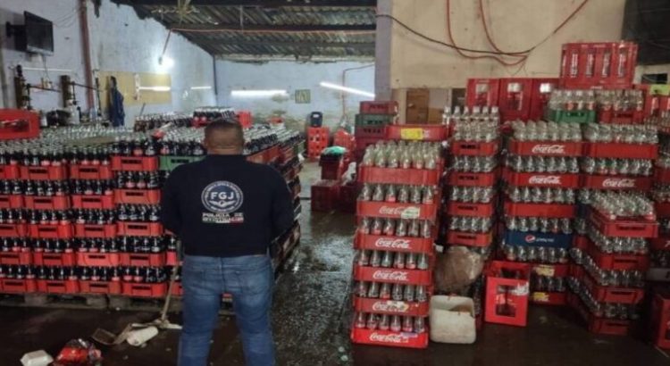 15 detenidos tras desmantelar una fábrica de refrescos pirata en Los Reyes La Paz