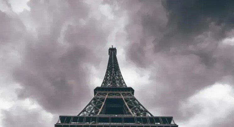 Escaló la Torre Eiffel y bajó desde la cima en paracaídas