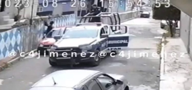 Policías de Naucalpan roban un cartón de cervezas y lo esconden en la patrulla