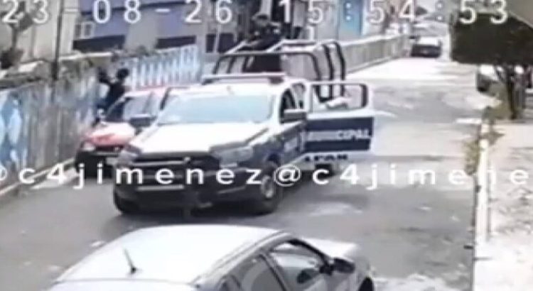 Policías de Naucalpan roban un cartón de cervezas y lo esconden en la patrulla