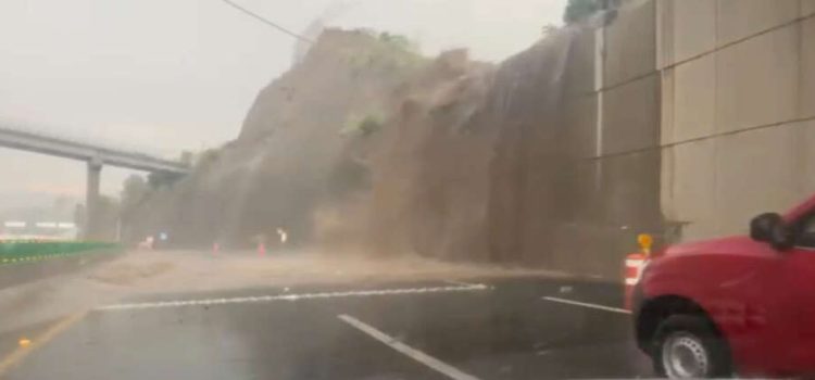 Cascadas e inundaciones dificultaron paso a vehículos en la Naucalpan-Toluca