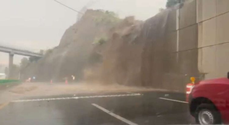 Cascadas e inundaciones dificultaron paso a vehículos en la Naucalpan-Toluca