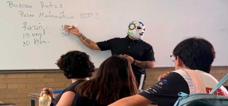 El “Matemático”, profesor enmascarado que imparte matemáticas en CCH Naucalpan