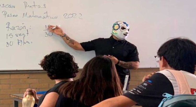 El “Matemático”, profesor enmascarado que imparte matemáticas en CCH Naucalpan