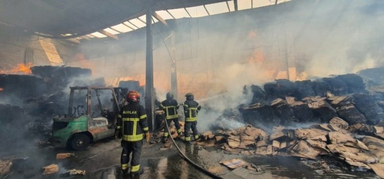 Controlan incendio en bodega de Naucalpan