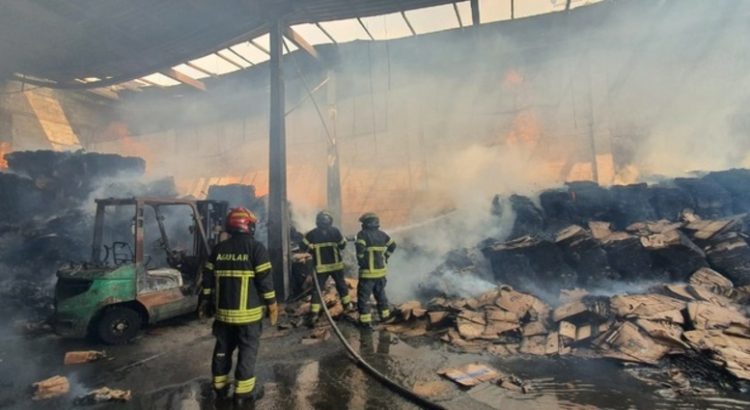 Controlan incendio en bodega de Naucalpan