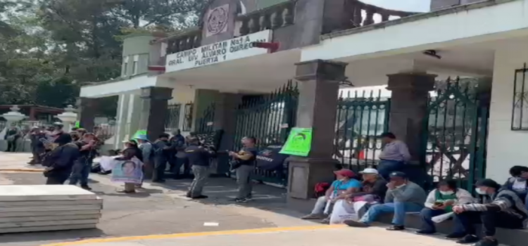 Normalistas se manifiestan en base militar de Naucalpan