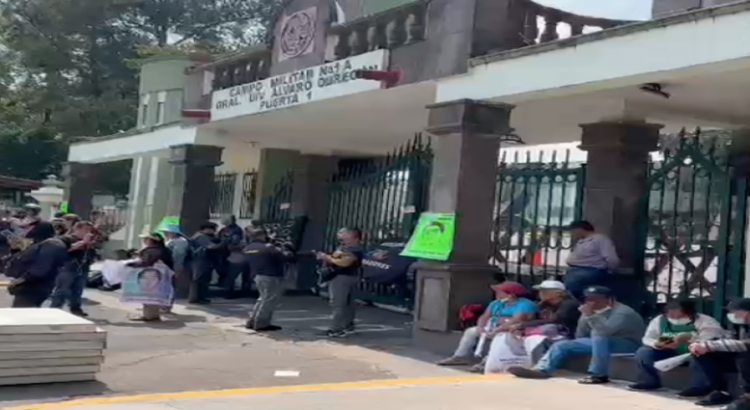 Normalistas se manifiestan en base militar de Naucalpan