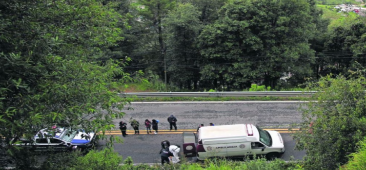 Encuentran a mujer a la orilla de la carretera en Naucalpan