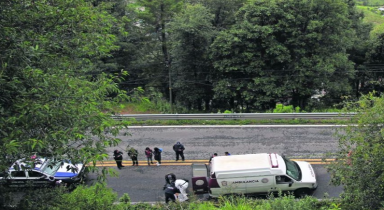 Encuentran a mujer a la orilla de la carretera en Naucalpan