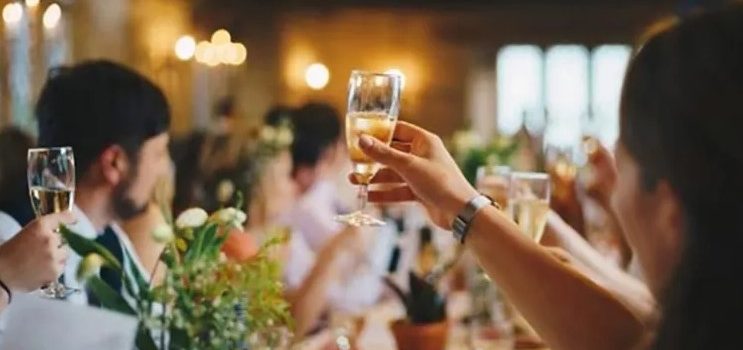 Su modus vivendi: colarse en las bodas para robarse los regalos