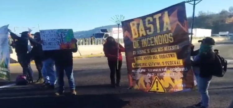 Comuneros y ejidatarios del Alto Lerma bloquean autopista Toluca-Naucalpan