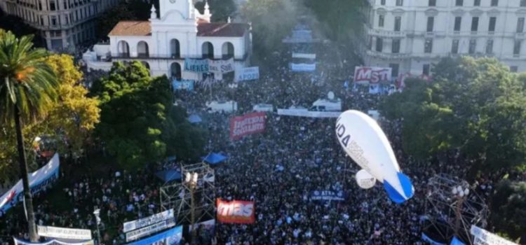 Marchan estudiantes argentinos contra recortes en universidades públicas