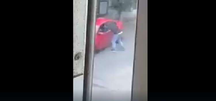 Habitantes captan momento en que hombre asalta a conductor en San Mateo, Naucalpan