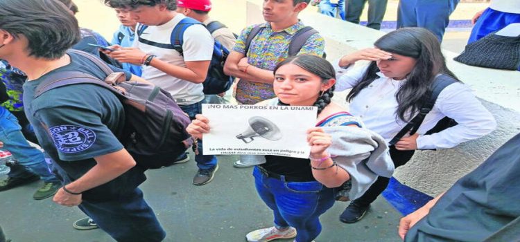 Estudiantes protestan tras riña en el CCH Naucalpan; acusan retención de 5 compañeros