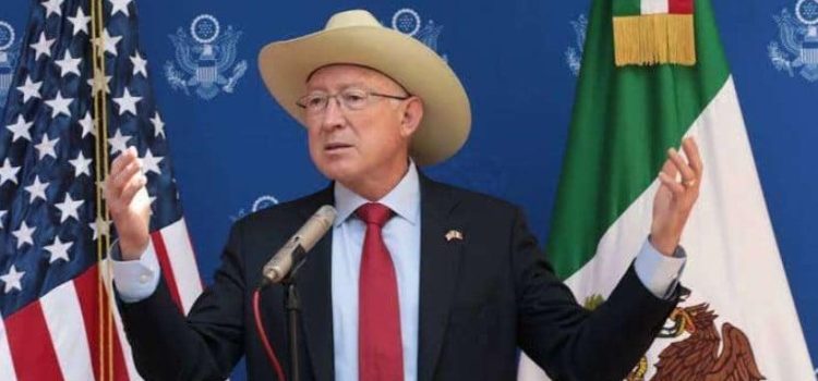 Ken Salazar critica la estrategia de seguridad de AMLO: «Abrazos, no balazos» ha fallado