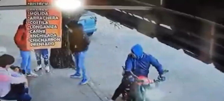 Sujeto asalta a 4 personas que esperaban el camión en Naucalpan