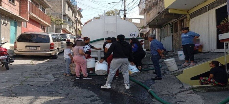 Habitantes de Praderas de San Mateo, Naucalpan reciben agua tras amenazar con bloqueos viales