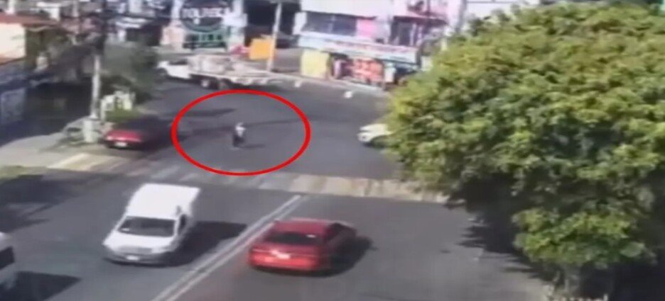 Cámaras captan momento en que una persona fue atropellada en Naucalpan