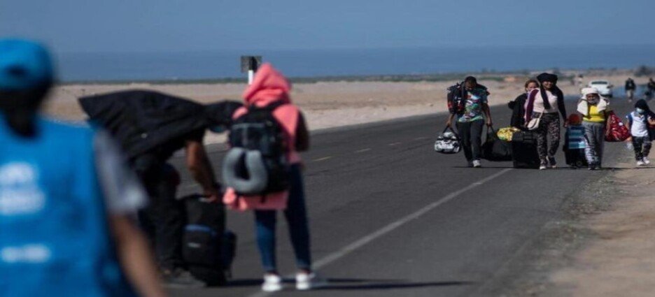 Migrantes se congregan en la Comar Naucalpan por cancelación de CBP One