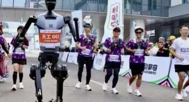 Robots bípedos correrán junto a humanos en media maratón en Beijing