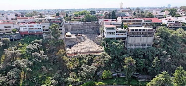 Edificio de lujo invade ladera protegida en Naucalpan