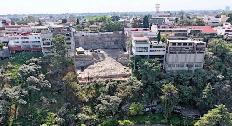 Edificio de lujo invade ladera protegida en Naucalpan