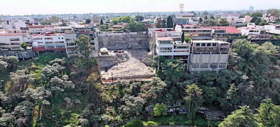 Edificio de lujo invade ladera protegida en Naucalpan