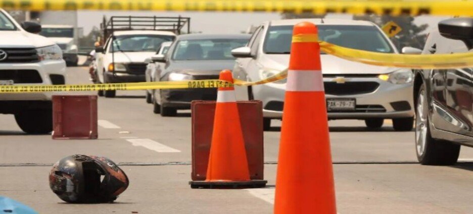 Muere motociclista tras impactarse contra una camioneta de carga en Naucalpan