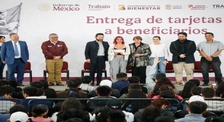 Gobernadora Delfina Gómez acompañada de Isaac Montoya visitan Naucalpan