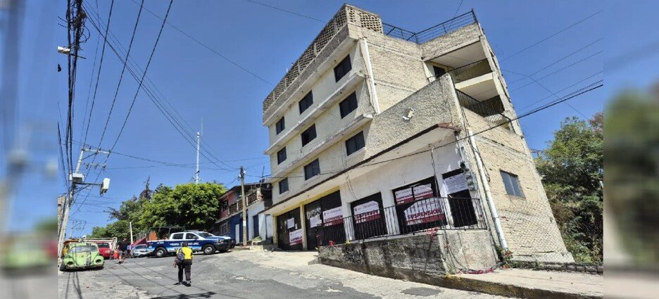 Vecinos urgen demolición de edificio dañado en Naucalpan para regresar a sus hogares
