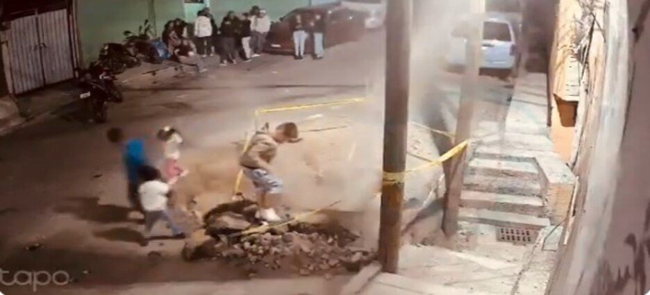 Niños causan gran fuga de agua en Naucalpan