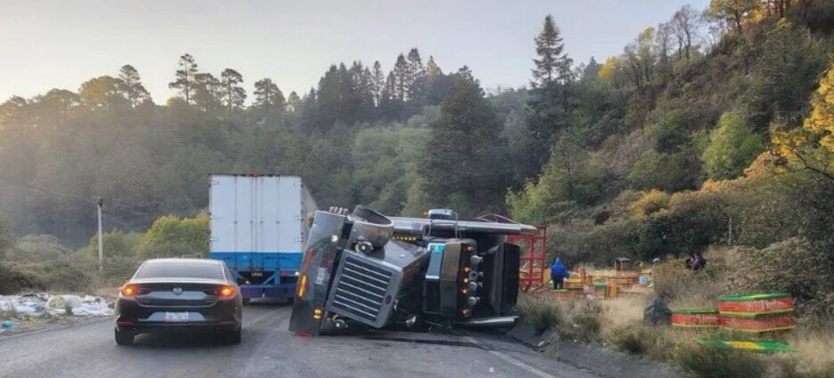 Tráiler vuelca en la Toluca-Naucalpan; hay 2 lesionados