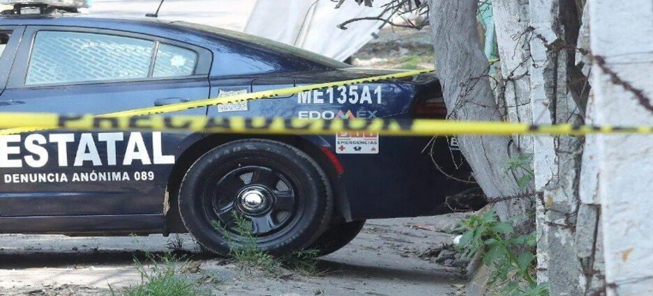 Localizan el cuerpo de un hombre encobijado en colonia Loma Colorada de Naucalpan