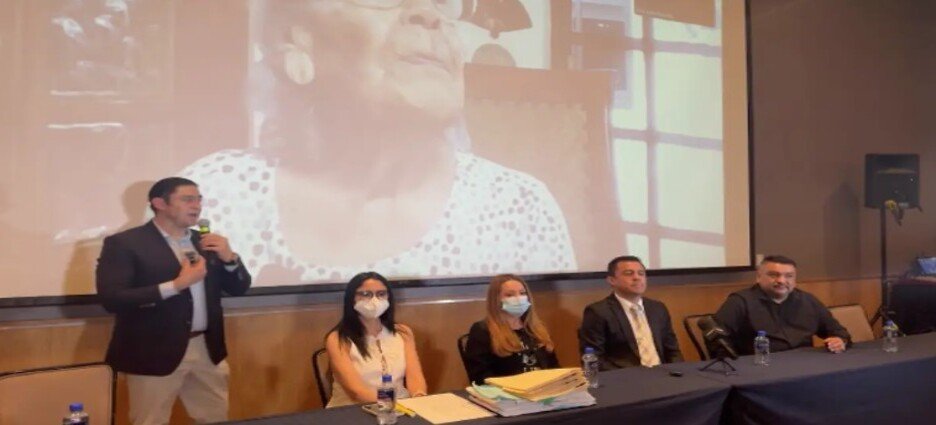 Mujer mayor denuncia la invasión de su casa en Naucalpan