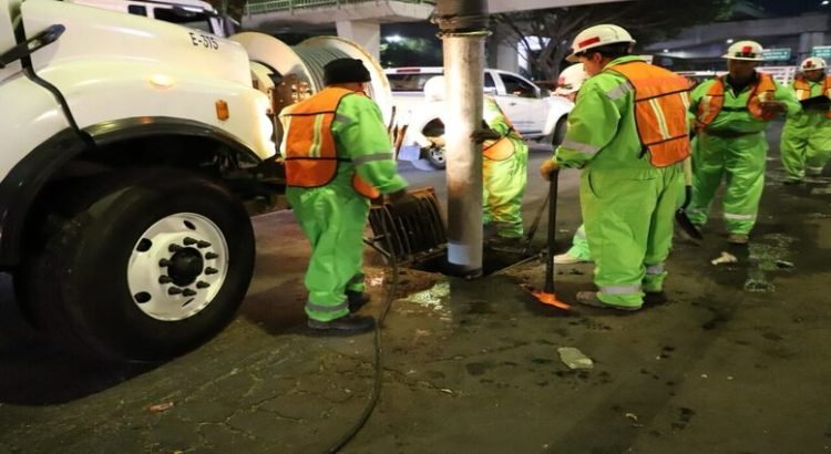 Realizan desazolve nocturno en Periférico, Naucalpan