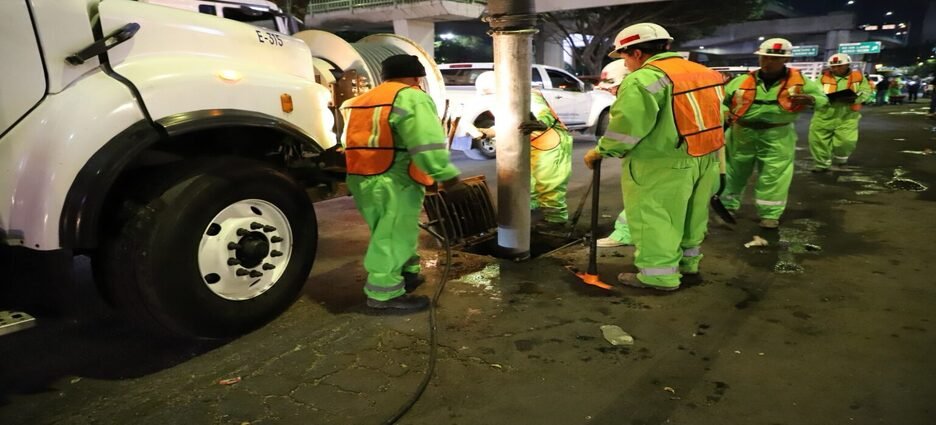 Realizan desazolve nocturno en Periférico, Naucalpan
