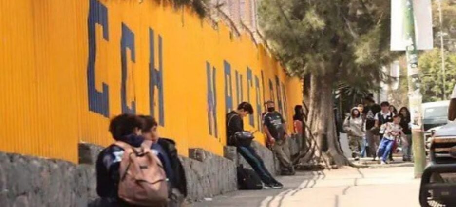 Alumnos de CCH Naucalpan exigen modelo hibrido