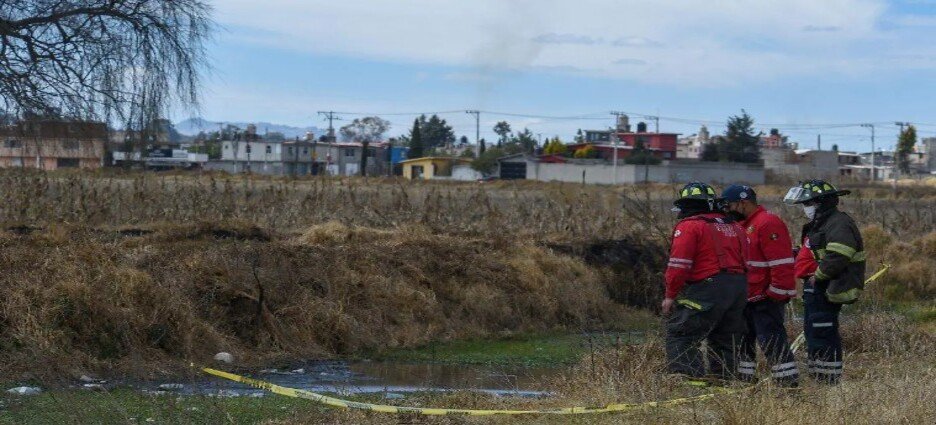 Aparece cuerpo de hombre en canal de aguas negras de Naucalpan