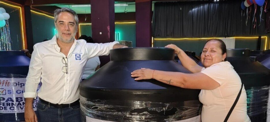 Entrega de tinacos busca mitigar escasez de agua en Naucalpan