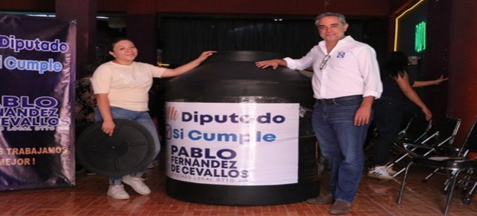 Continua la entrega de tinacos en Naucalpan