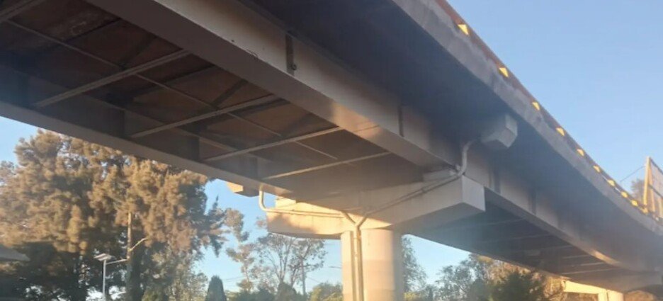 Mujer pierde la vida tras cae de un puente vehicular en Naucalpan