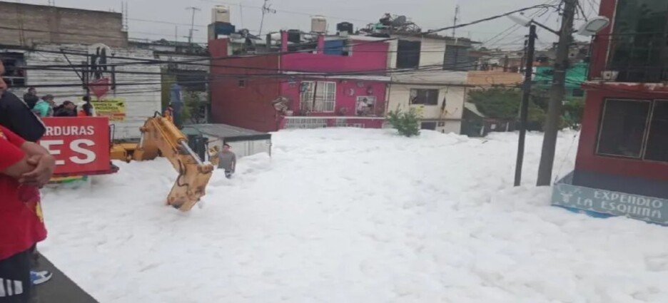 Habitantes presentan sarpullido y ardor en los ojos tras contacto con espuma tóxica en Naucalpan