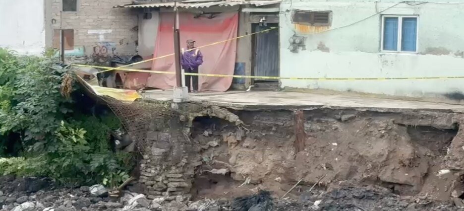 Desalojan 3 casas por riesgo de derrumbe tras lluvias en Naucalpan