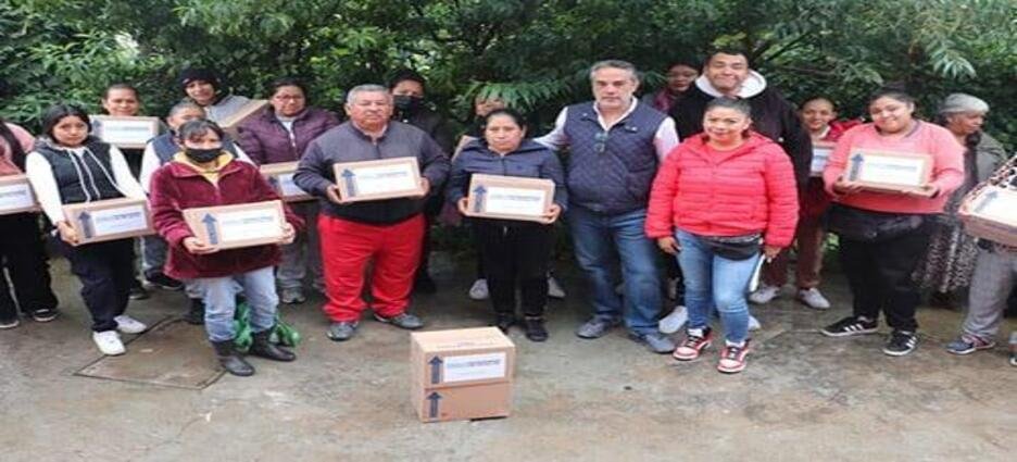 Entregan apoyos en comunidades de Naucalpan