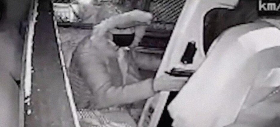 Chofer de combi acelera y "libra" asalto en Naucalpan