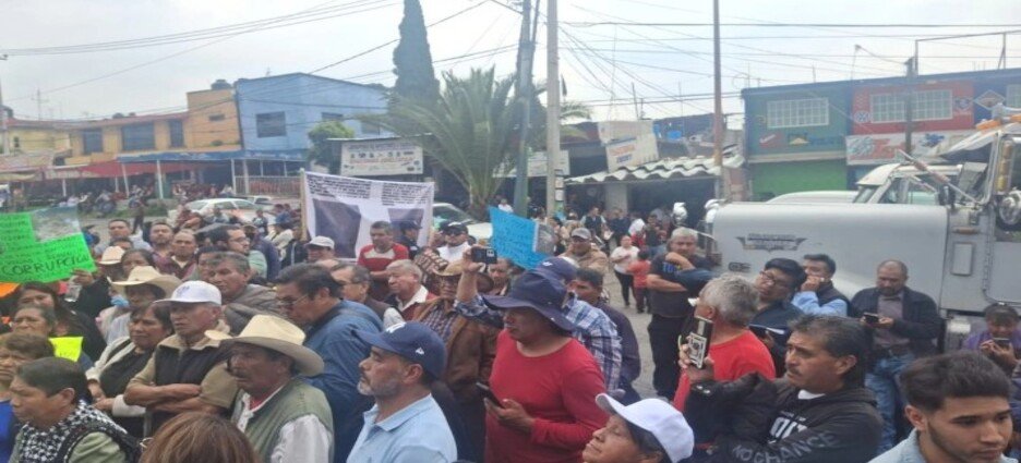 Manifestantes piden cerrar tiros clandestinos de cascajo en Naucalpan